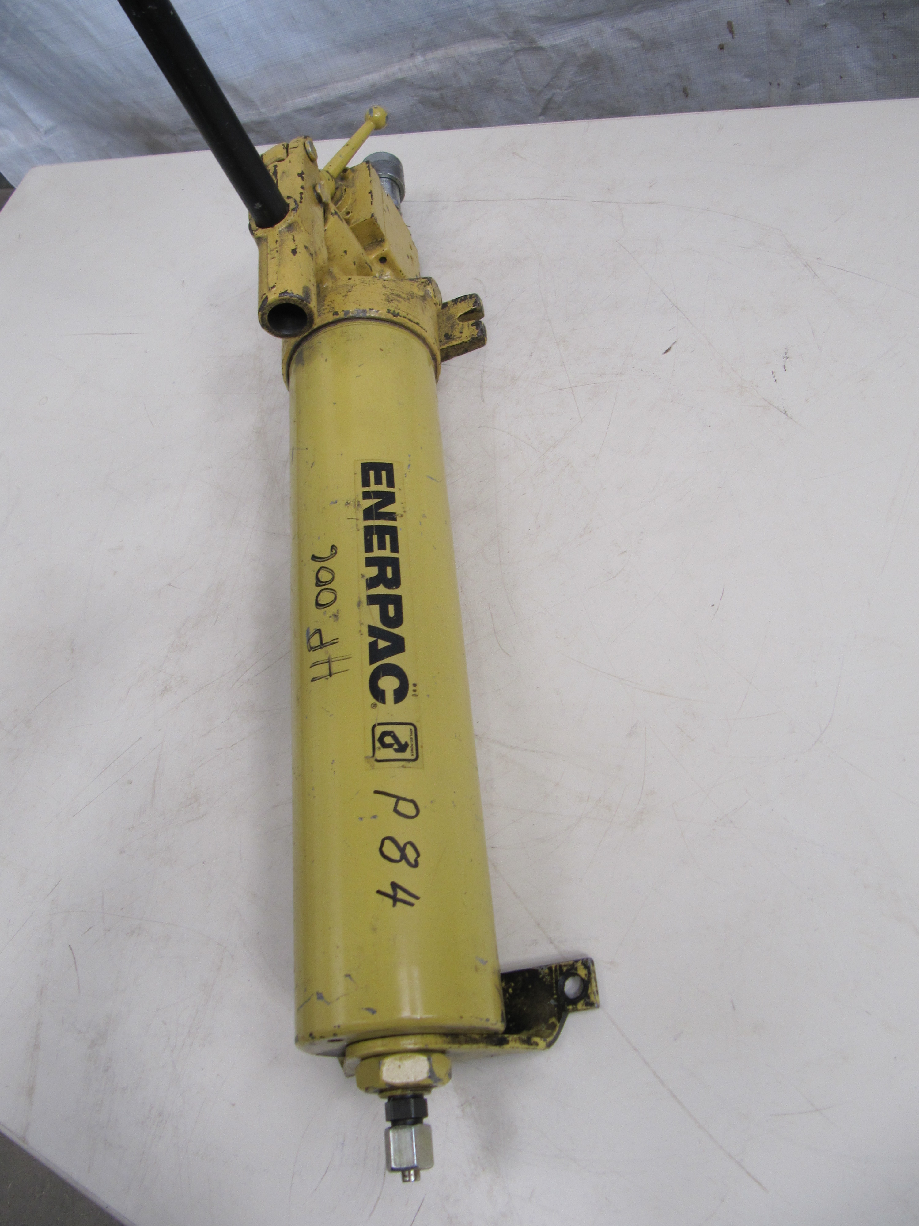 Hier die Daten ENERPAC Handpumpe P-84 2-stufig doppeltwirkend